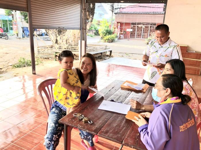 ครู/ผู้ดูแลเด็ก  ออกประชาสัมพันธ์การรับสมัครนักเรียนเพื่อเข้าเรียนในศูนย์พัฒนาเด็กเล็กเทศบาลเมืองศิลา ประจำปีการศึกษา 2564